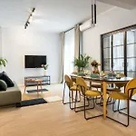 Sunny 4br Flat - Location - Charming Balcony Apartment