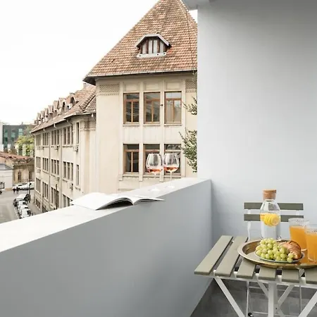 Appartamento Sunny 4br Flat - Location - Charming Balcony Bucarest