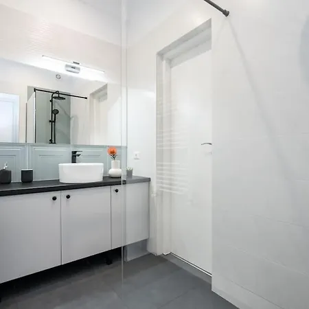 Sunny 4br Flat - Location - Charming Balcony