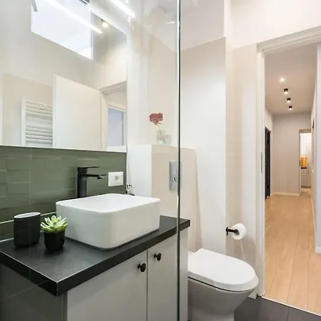 Sunny 4br Flat - Location - Charming Balcony Bükreş