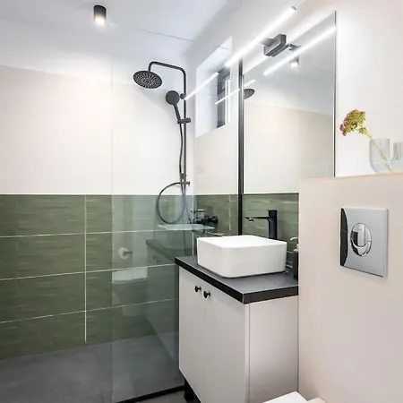 Sunny 4br Flat - Location - Charming Balcony アパート