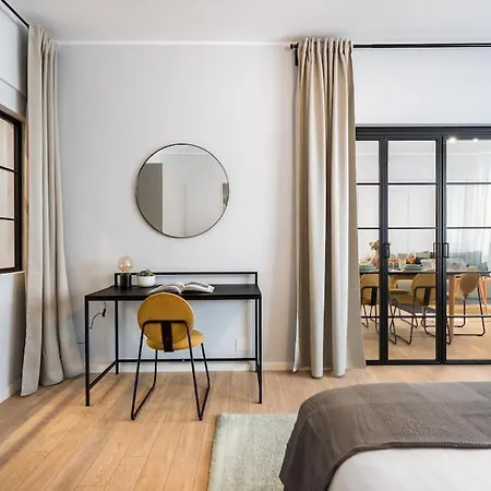 Daire Sunny 4br Flat - Location - Charming Balcony *