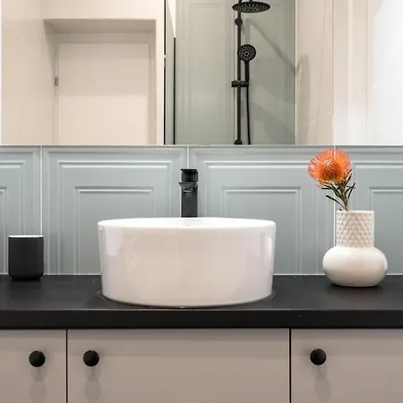 Daire Sunny 4br Flat - Location - Charming Balcony