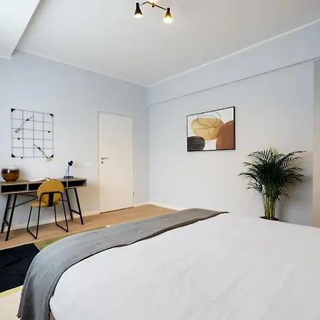 Appartamento Sunny 4br Flat - Location - Charming Balcony Bucarest