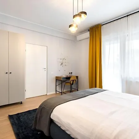 Sunny 4br Flat - Location - Charming Balcony Bükreş