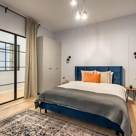 Sunny 4br Flat - Location - Charming Balcony