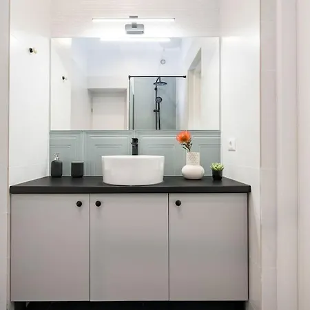 Sunny 4br Flat - Location - Charming Balcony アパート *
