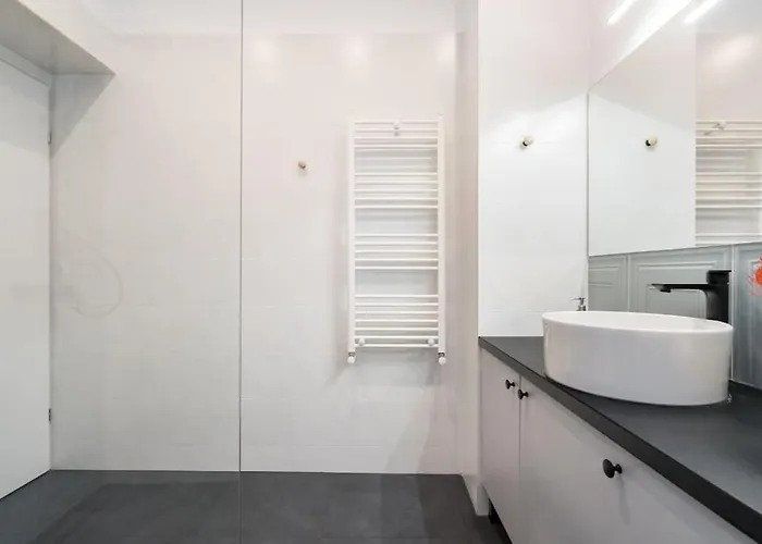 Sunny 4br Flat - Location - Charming Balcony 公寓 布加勒斯特
