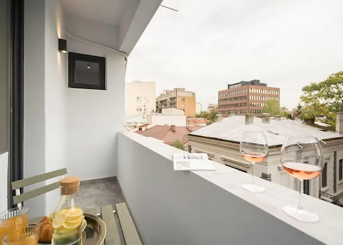 Sunny 4br Flat - Location - Charming Balcony