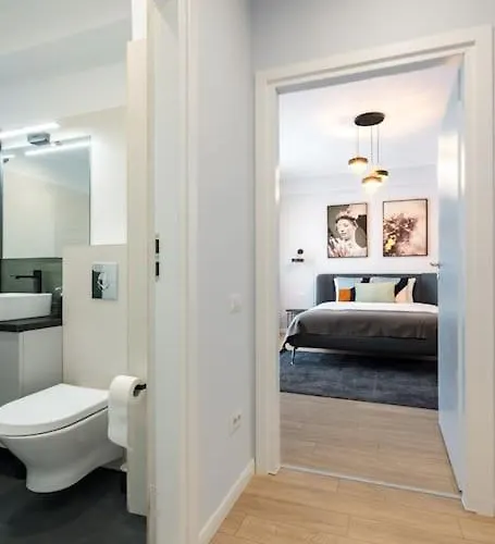 Sunny 4br Flat - Location - Charming Balcony Apartment