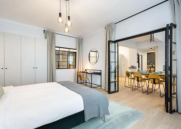 Sunny 4br Flat - Location - Charming Balcony Apartment *