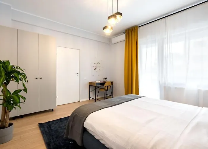 Sunny 4br Flat - Location - Charming Balcony Bukarest