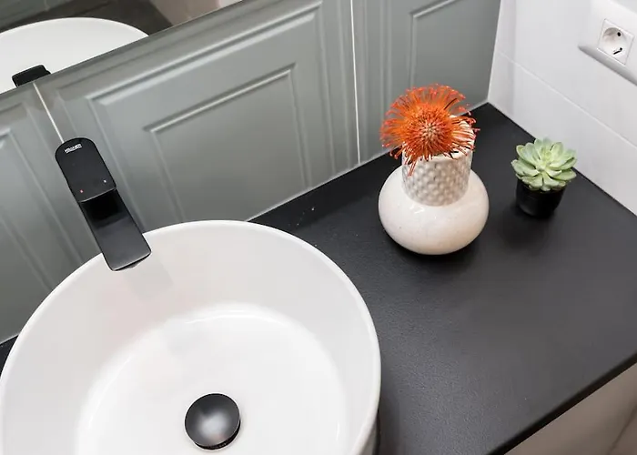 Lejlighed Sunny 4br Flat - Location - Charming Balcony *