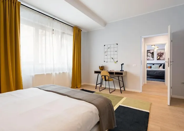 Sunny 4br Flat - Location - Charming Balcony