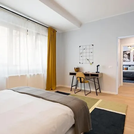 Sunny 4br Flat - Location - Charming Balcony