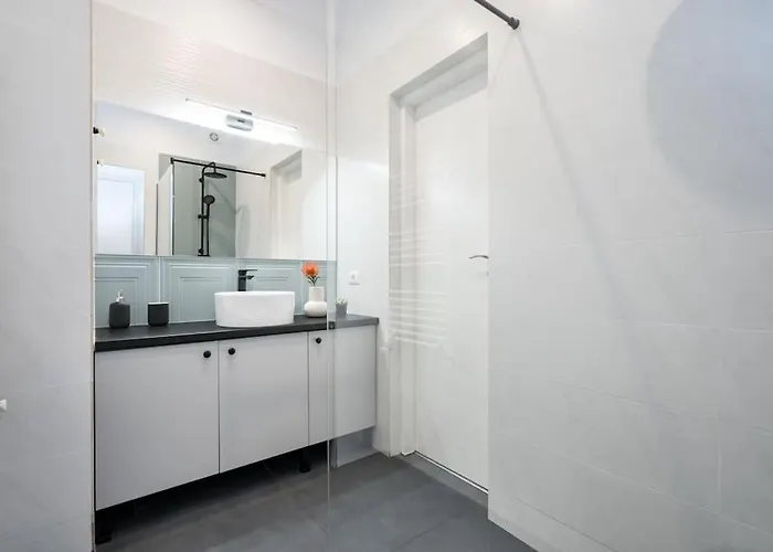 Sunny 4br Flat - Location - Charming Balcony