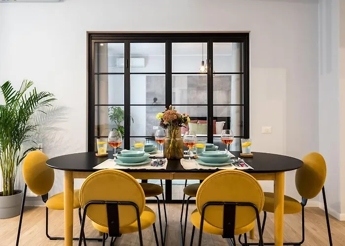 Sunny 4br Flat - Location - Charming Balcony 아파트