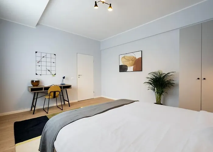 아파트 Sunny 4br Flat - Location - Charming Balcony 부쿠레슈티