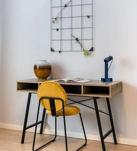 Sunny 4br Flat - Location - Charming Balcony 아파트 *