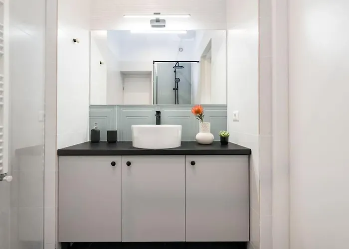 Sunny 4br Flat - Location - Charming Balcony 아파트 *